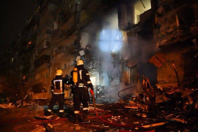 Un avion rusesc s-a prăbușit într-un bloc de apartamente din Kiev – FOTO, VIDEO
