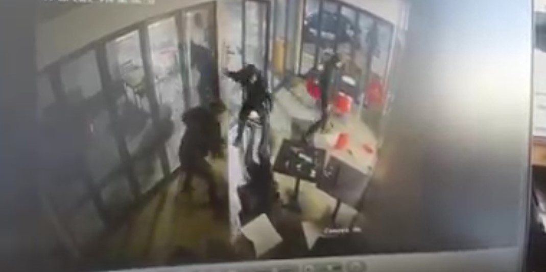 Doi bărbați au fost bătuți într-o benzinărie după ce au făcut o glumă proastă – FOTO, VIDEO