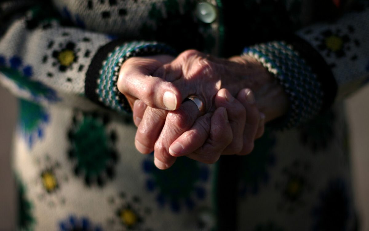 O femeie în vârstă de 81 de ani din Iași ar fi fost violată în propria locuință de un tânăr! Ulterior și-a retras plângerea penală