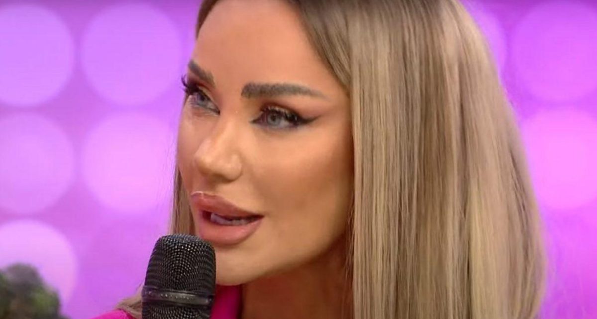 Bianca Drăgușanu s-a pozat goală în cadă. Vedeta era acoperită doar de petale de trandafiri