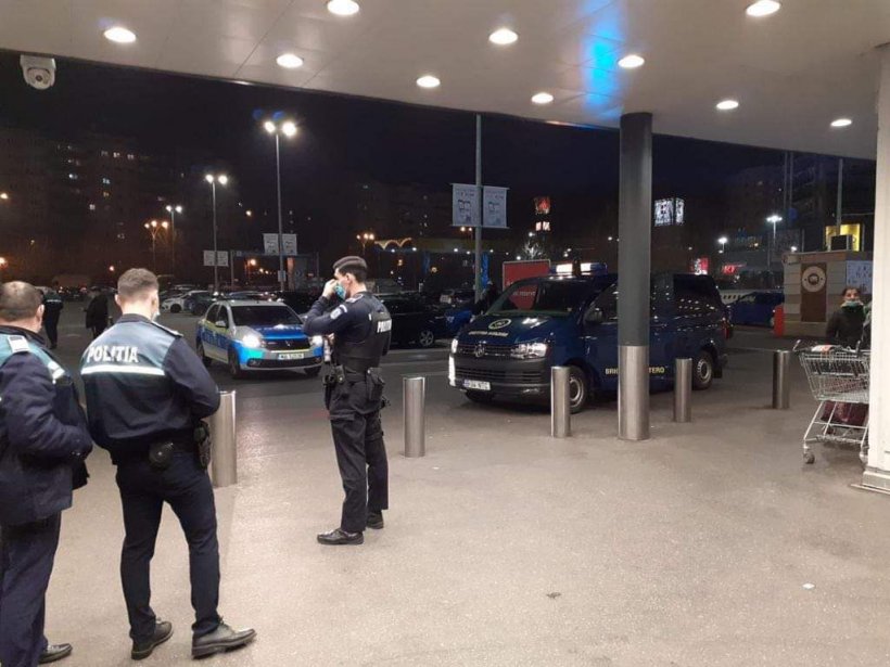 Brigada Antitero SRI a intervenit după ce un hoț de salam a intrat în supermarket cu un pistol – FOTO