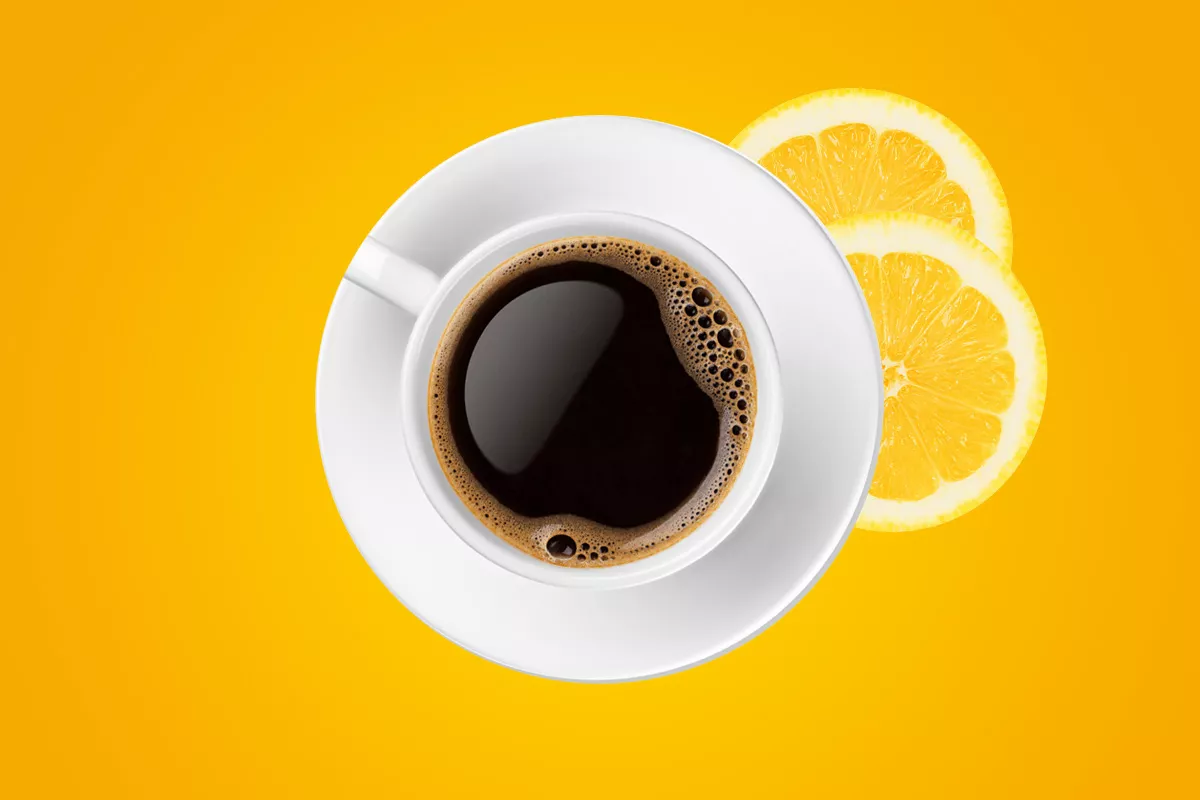 Cafea cu lămâie: Beneficiile și contraindicațiile acestei băuturi