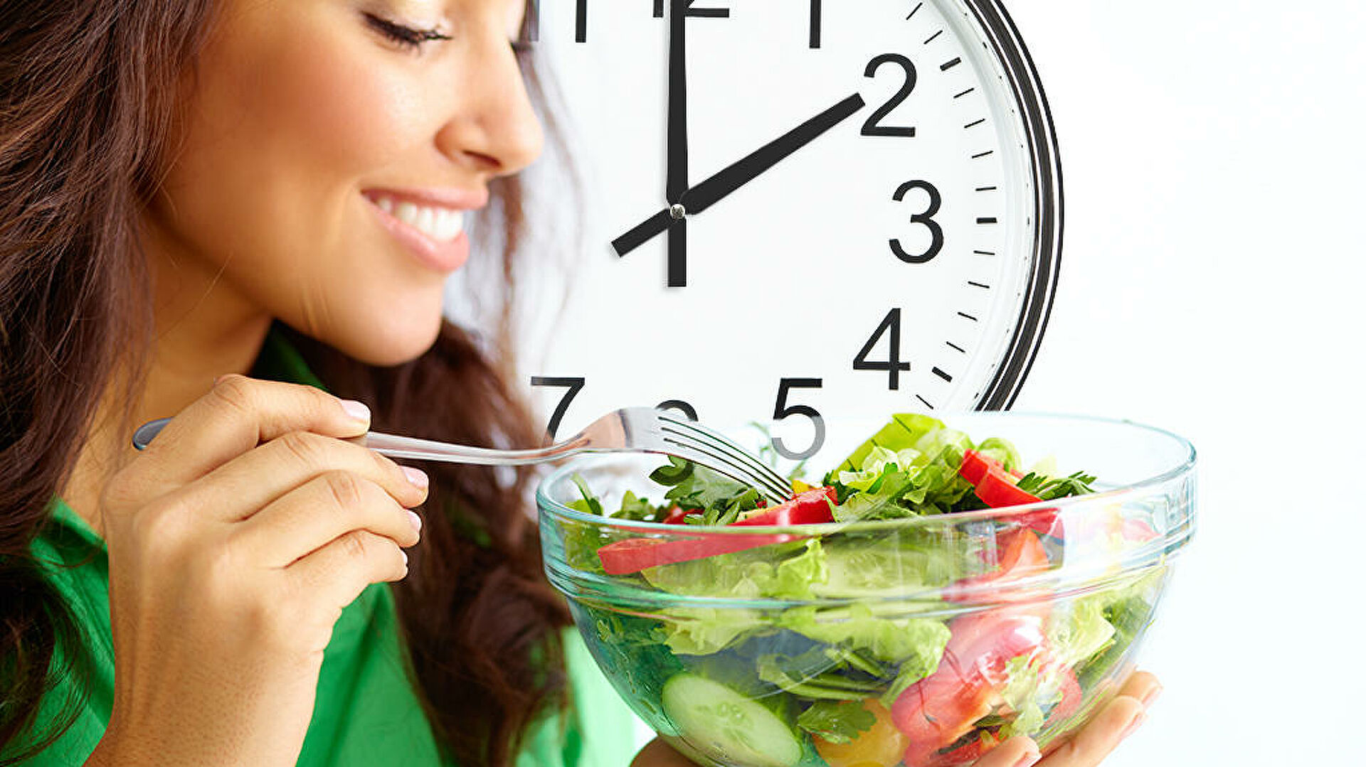 femeie care manca salata si pe fon are un ceas