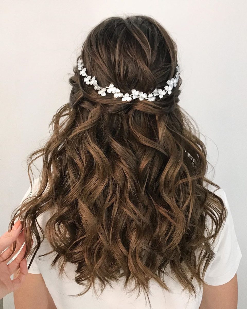 Coafuri simple nuntă: Cum să-ți evidențiezi chipul în această zi printr-un look perfect