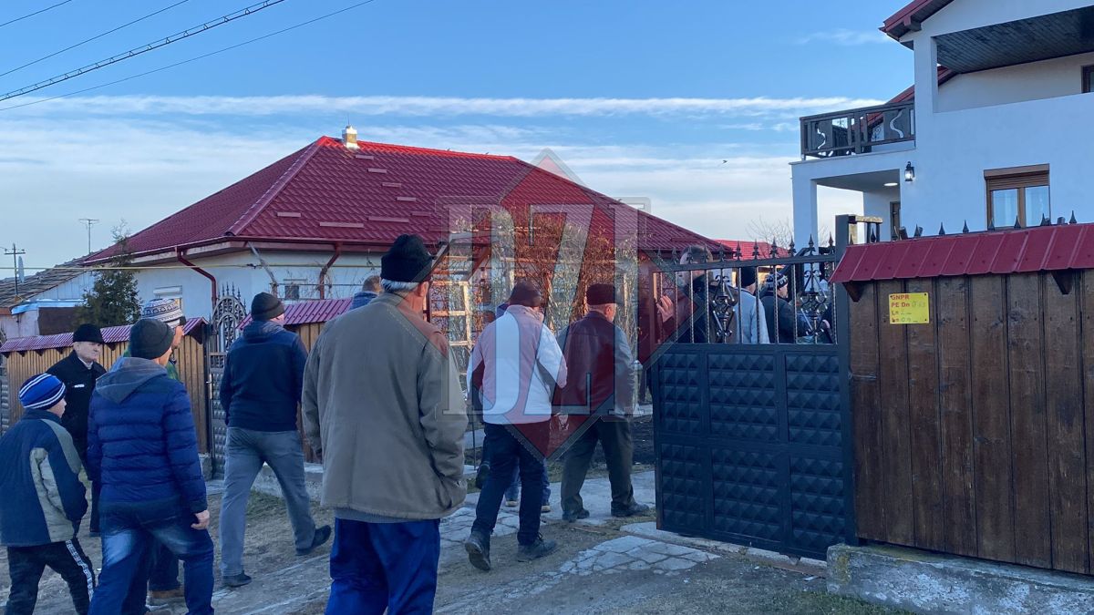 Trupul lui Constantin Pralea, şoferul microbuzului distrus în accidentul rutier de la Bălţaţi, adus acasă. Zeci de oameni îl așteptau în poartă – EXCLUSIV, FOTO, VIDEO