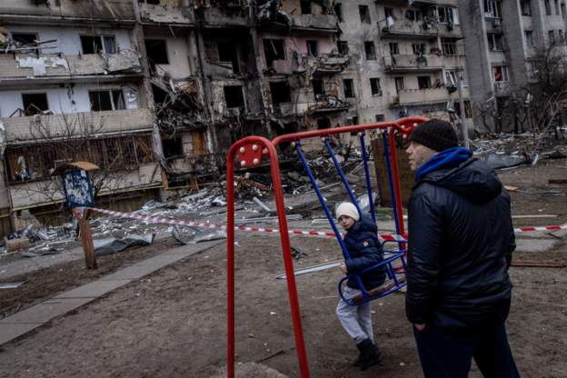 Un copil din Kiev se joacă într-un parc lovit de rachetele rusești! Imagini cu puternic impact emoţional – FOTO