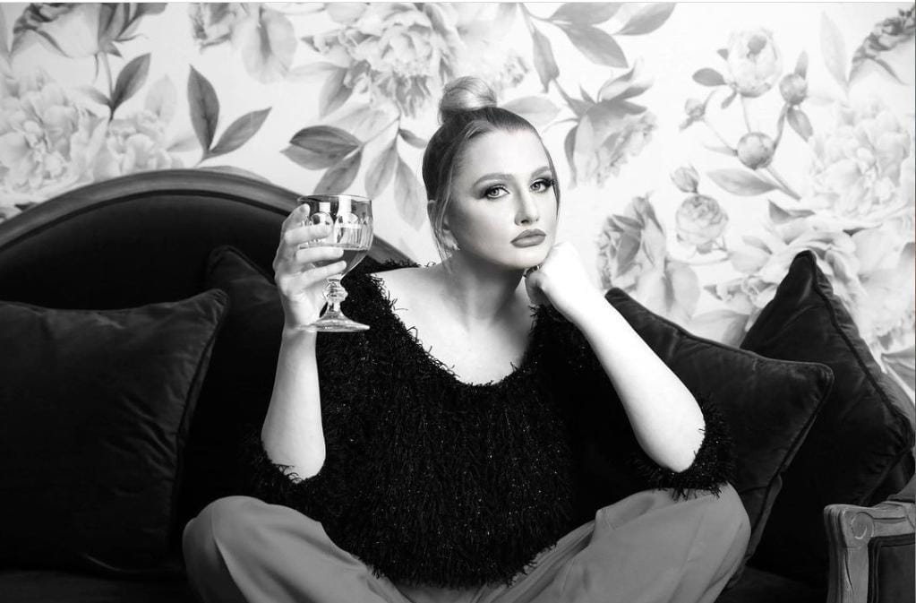Ce spune Corina Băcanu despre război. Cine este și cu ce se ocupă influencereita