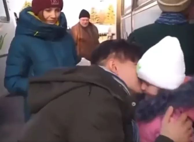 Un tătic ucrainean își îmbrățișează fiica înainte de război. El rămâne să lupte pentru țară