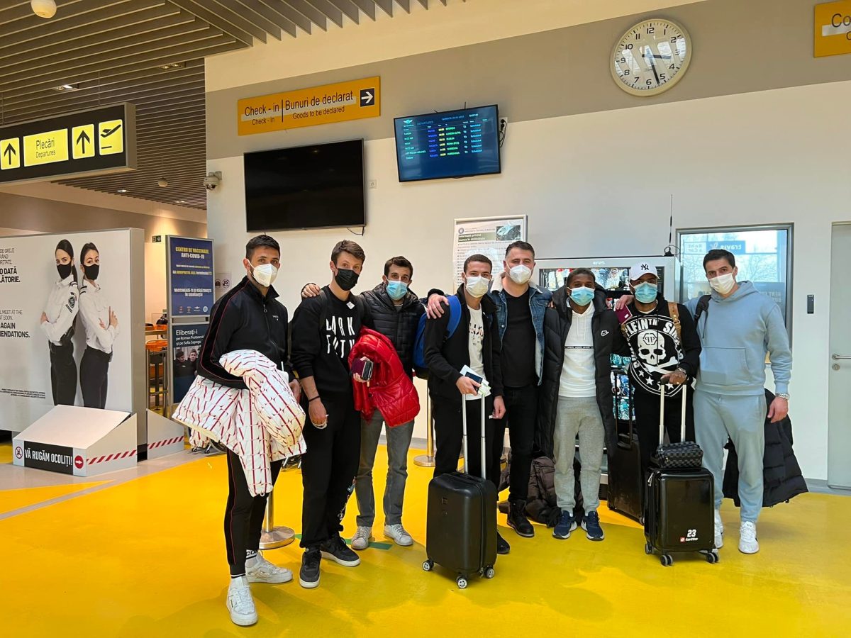 Șapte fotbaliști din Ucraina au ajuns la Iași. Vor pleca cu avionul spre Viena