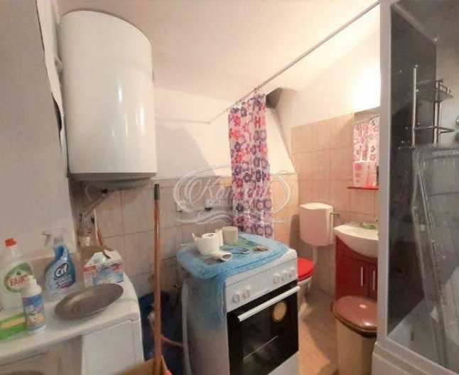 O altă garsonieră de senzație pe piața imobiliară din Cluj. Aragazul, amplasat în toaletă