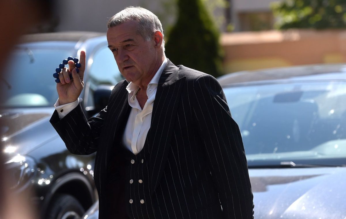 Gigi Becali se plimbă pe străzile din Capitală cu teancuri de bani în mână