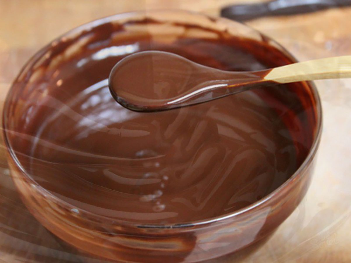 Glazură de ciocolată cu frișcă: Cum pregătea bunica cel mai delicios desert