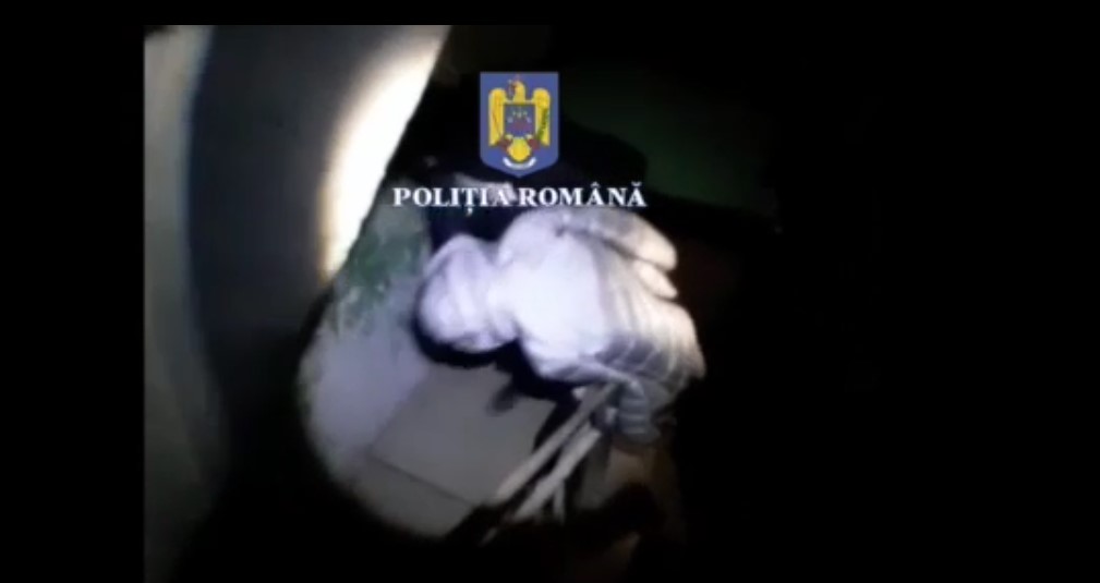 Un hoț care fură din mijloacele de transport în comun din Iași a fost prins de polițiști – VIDEO