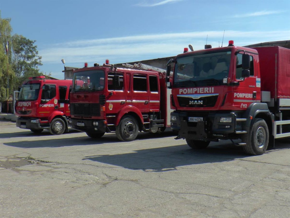 Incendiu de cauciucuri și deșeuri în municipiul Pașcani la stația de spalăre vagoane – EXCLUSIV