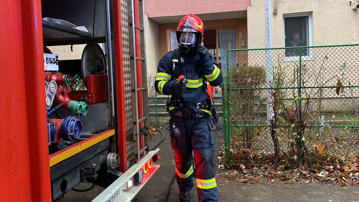 Pompierii intervin de urgență pentru lichidarea unui incendiu dintr-un apartament din Iași
