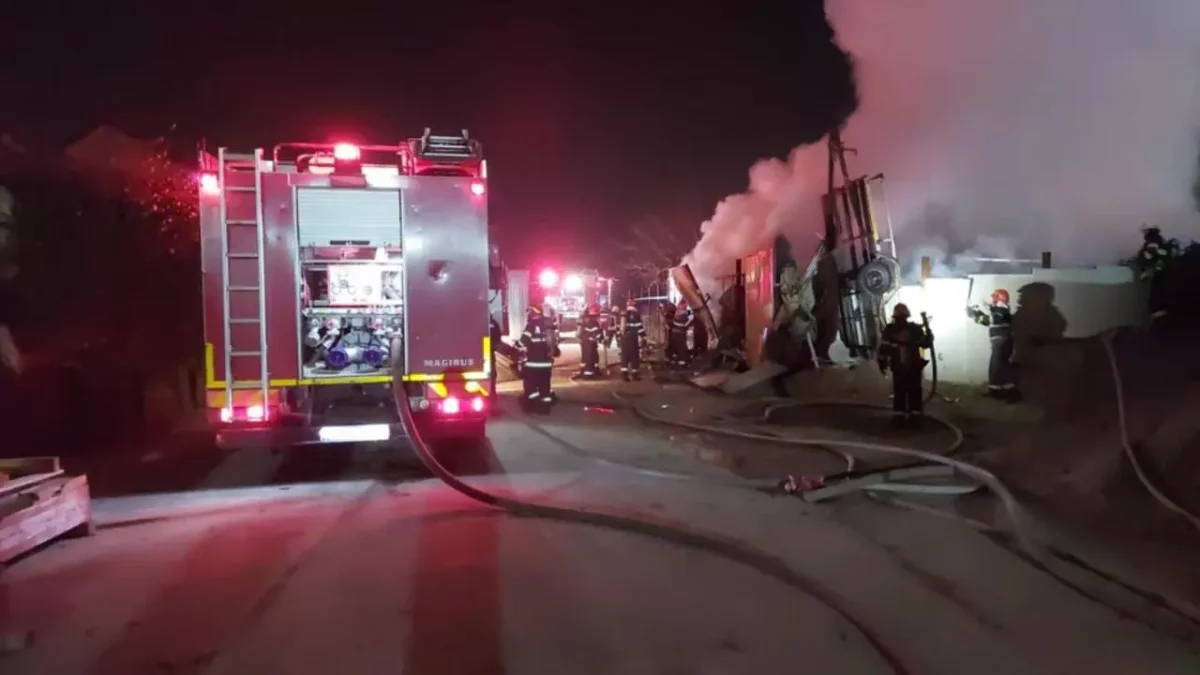 Incendiu puternic în Capitală, la un depozit improvizat în care se află butelii de freon – FOTO, VIDEO
