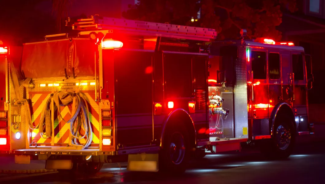 Incendiu în satul Balciu, comuna Miroslava. Flăcările au cuprins un depozit de lemne – EXCLUSIV