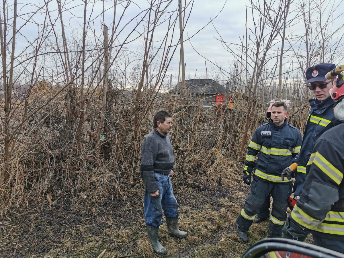 El este îngerul copiilor din localitatea ieşeană Vladomira! Trei minori au fost salvaţi din incendiu de acest bărbat, după ce casa le-a fost cuprinsă de flăcări – FOTO