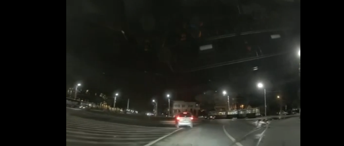 Incident auto pe Bulevardul Carol I. Un şofer nu a mai apucat să facă virajul şi s-a urcat pe rond – FOTO, VIDEO