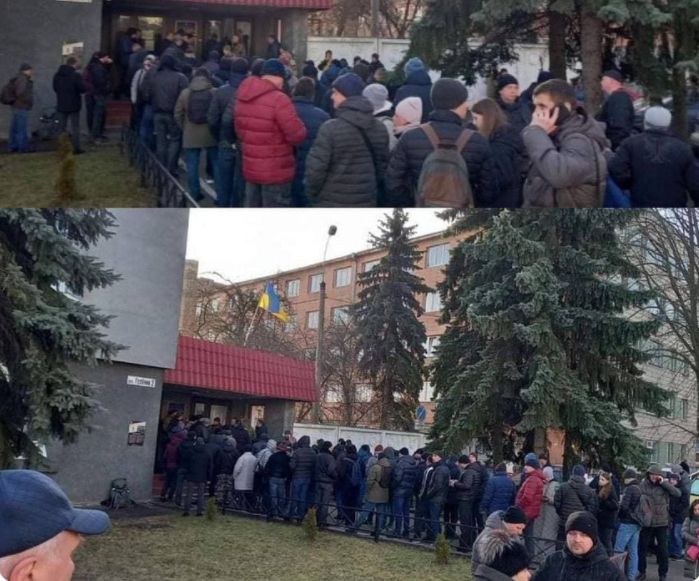 Tinerii ucraineni, la coadă pentru înrolarea în armată