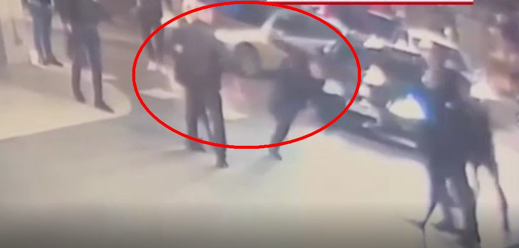 Un polițist a fost bătut de un interlop sub privirile colegilor lui -FOTO, VIDEO