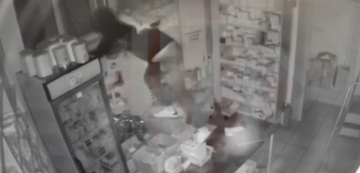 Iată cum acţiona fostul poliţist care a comis mai multe jafuri la Iaşi. Imagini de pe camerele de supraveghere – VIDEO