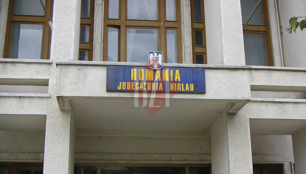 Protest în judeţul Iaşi! Un bătrân s-a legat de un copac cu lanţuri în fața Judecătoriei Hârlău