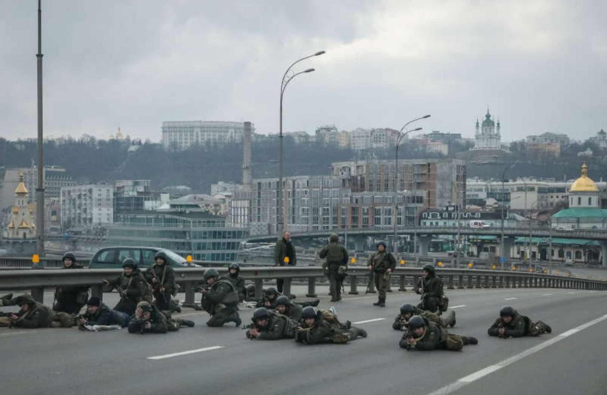 Capitala Ucrainei rezistă la a cincea zi de asediu. Un convoi militar rusesc lung de cinci kilometri se îndreaptă spre Kiev