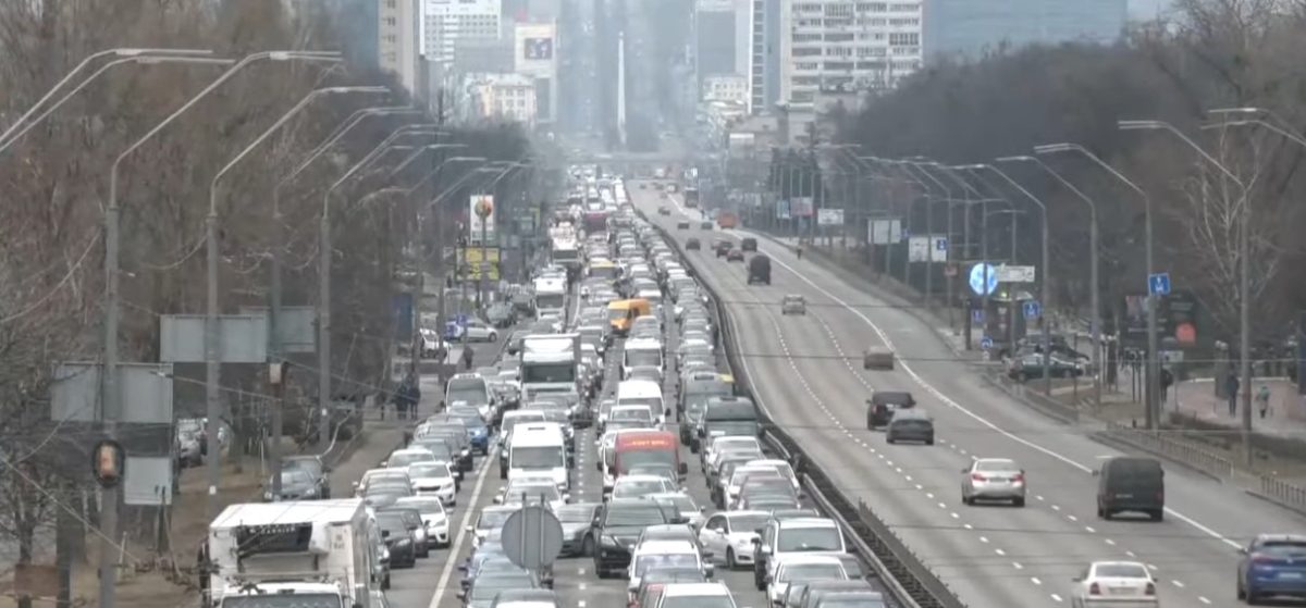 LIVE VIDEO din Kiev după ce Rusia a declarat război! Cozi kilometrice de mașini
