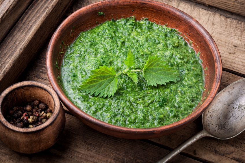 Mâncare de urzici cu orez, ideală în sezonul de primăvară. Rețeta simplă a unui preparat culinar sănătos și gustos