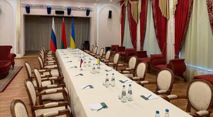 masa la care au loc negocierile dintre Ucraina si Rusia