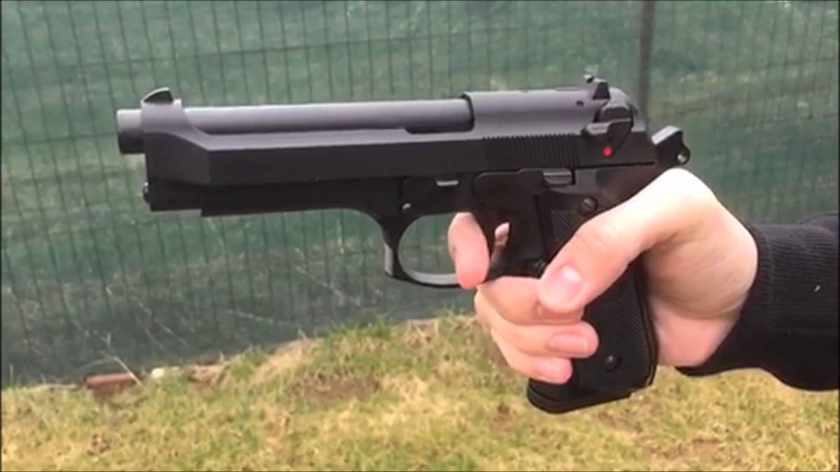 Un elev din Vâlcea a intrat în școală cu un pistol