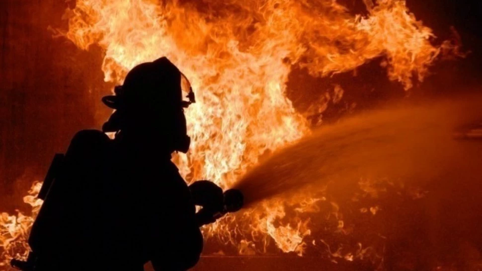 Incendiu violent într-o hală din județul Ilfov. A fost nevoie de nouă autospeciale de stingere