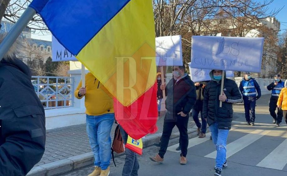 Alianța pentru Patrie Iași, protest în fața Prefecturii. Manifestanții militează împotriva exploziei prețurilor la utilităţi – FOTO, VIDEO