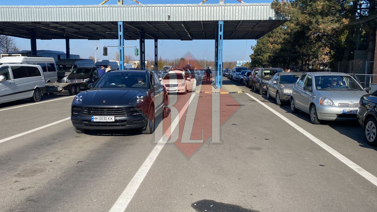 Refugiații din Ucraina au trecut vama Albița. Coadă imensă de mașini – FOTO, VIDEO