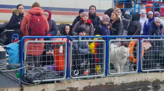 Mii de oameni aşteaptă, ore în şir, să intre în România. Oamenii nu mai au mâncare, maşinile nu mai au benzină