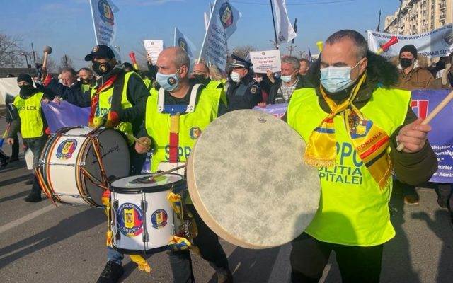 Sute de poliţişti protestează în fața Guvernului şi cer măriri salariale – FOTO, VIDEO