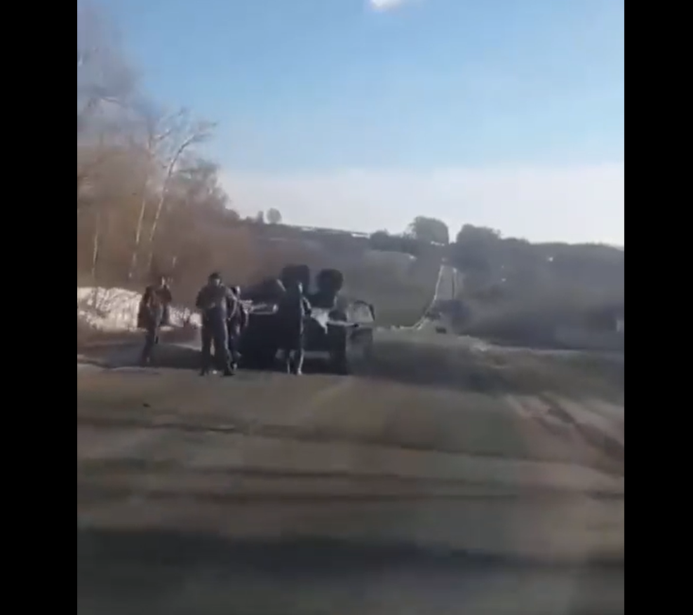 Soldați ruși, rămași cu blindatul fără combustibil în mijlocul drumului. Șofer ucrainean: „Vă tractez eu înapoi în Rusia?” – VIDEO