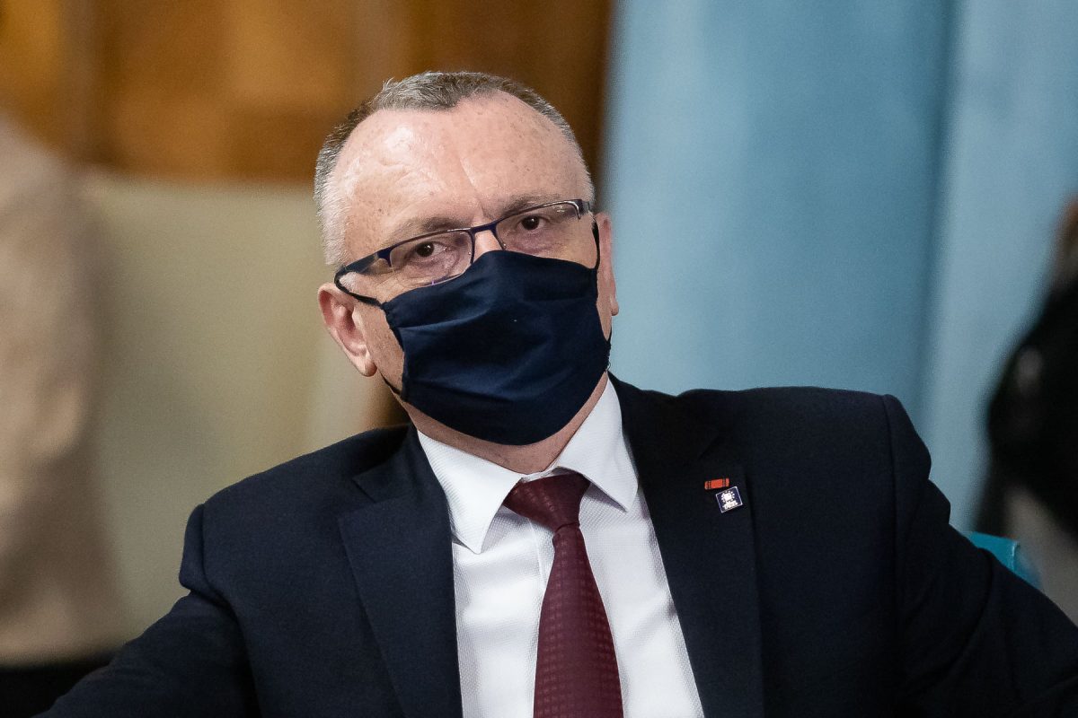 Studenții au depus plângere penală împotriva ministrului Sorin Cîmpeanu. Propuneri pentru tranziția de la on-line la on-site