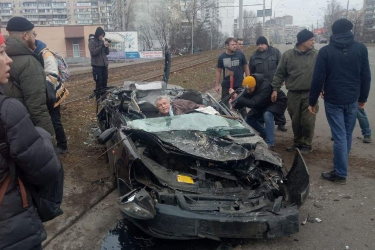 Mașina civilă, călcată de un tanc rusesc pe străzile din Kiev – VIDEO