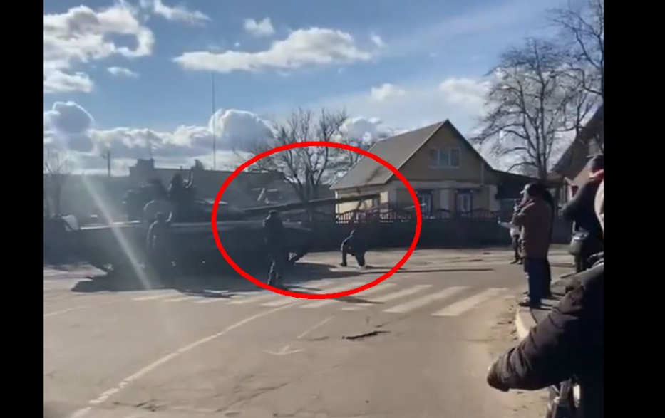 Localnicii din Ucraina încearcă să oprească tancurile Rusiei cu mâinile goale. Se pun în genunchi în fața tancurilor – FOTO, VIDEO