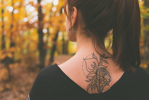 Cele mai spectaculoase tatuaje pe spate pentru fete! Ce semnificație au acestea și care este originea lor