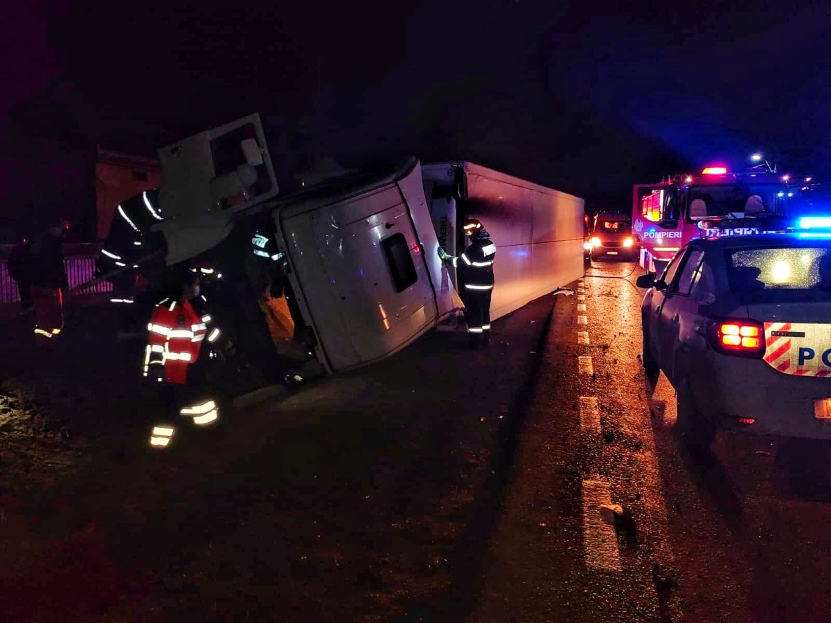 Accident rutier în localitatea Miroslovești. Un TIR s-a răsturnat pe partea carosabilă – FOTO