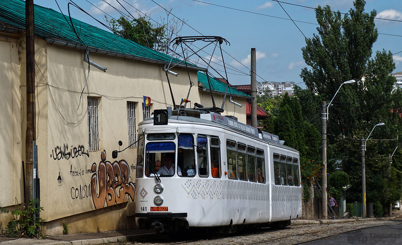 Tramvaiul Dragobete iese la stradă în Iaşi. Ce vor găsi călătorii pe spătarele scaunelor