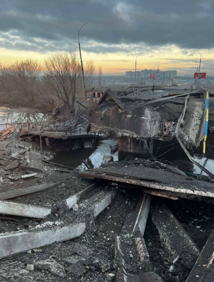 În Ucraina războiul continuă: Orașe bombardate, tancuri pe străzi și oameni care fug disperați din calea rușilor