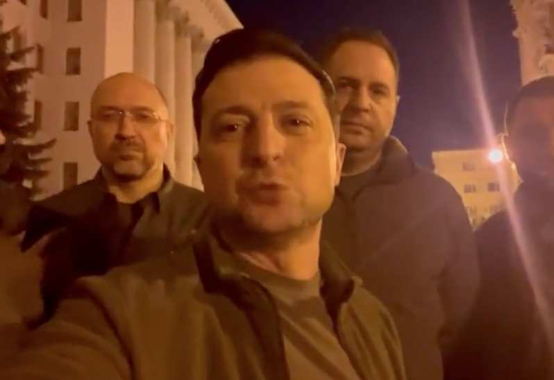 Președintele Ucrainei a ieșit în stradă: „Noi suntem aici. Apărăm Ucraina” – VIDEO