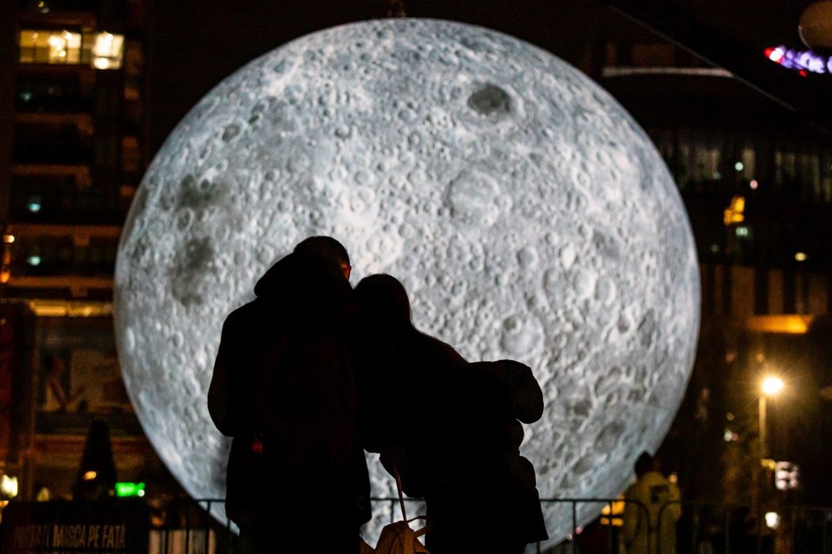 IULIUS TOWN ADUCE „LUNA DE PE CER”. VINO SĂ ADMIRI SPECTACULOASA INSTALAŢIE „MUSEUM OF THE MOON” DIN IULIUS GARDENS”!