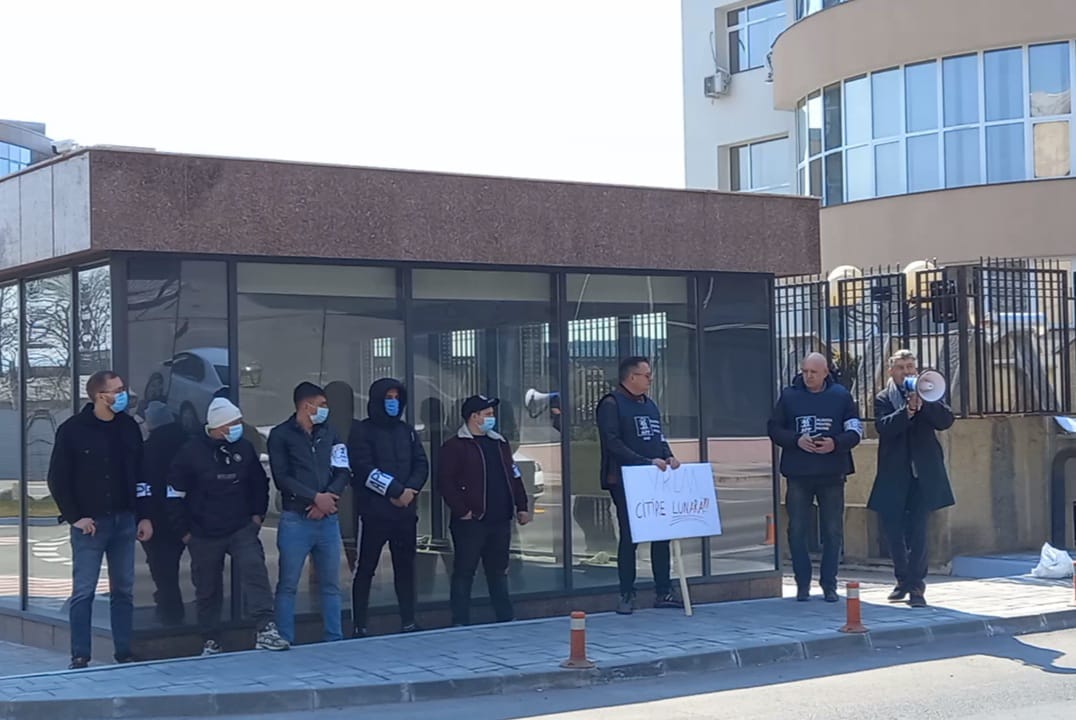 APP Iași a protestat in la sediul companiei E-ON! Oamenii vor renunțarea la regularizarea facturilor