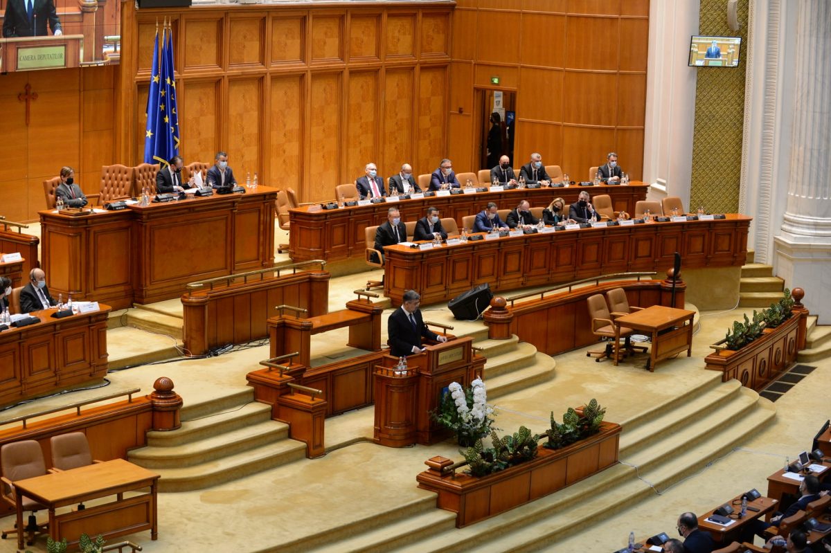 Parlamentarii violenți rămân fără salarii! Decizia este constituţională