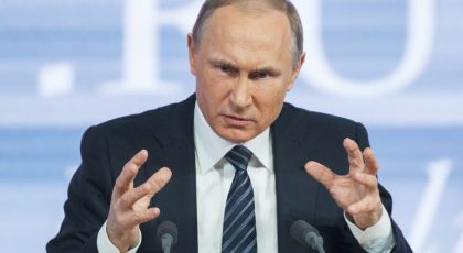 Vladimir Putin se incrunta si sta cu mainile deschise